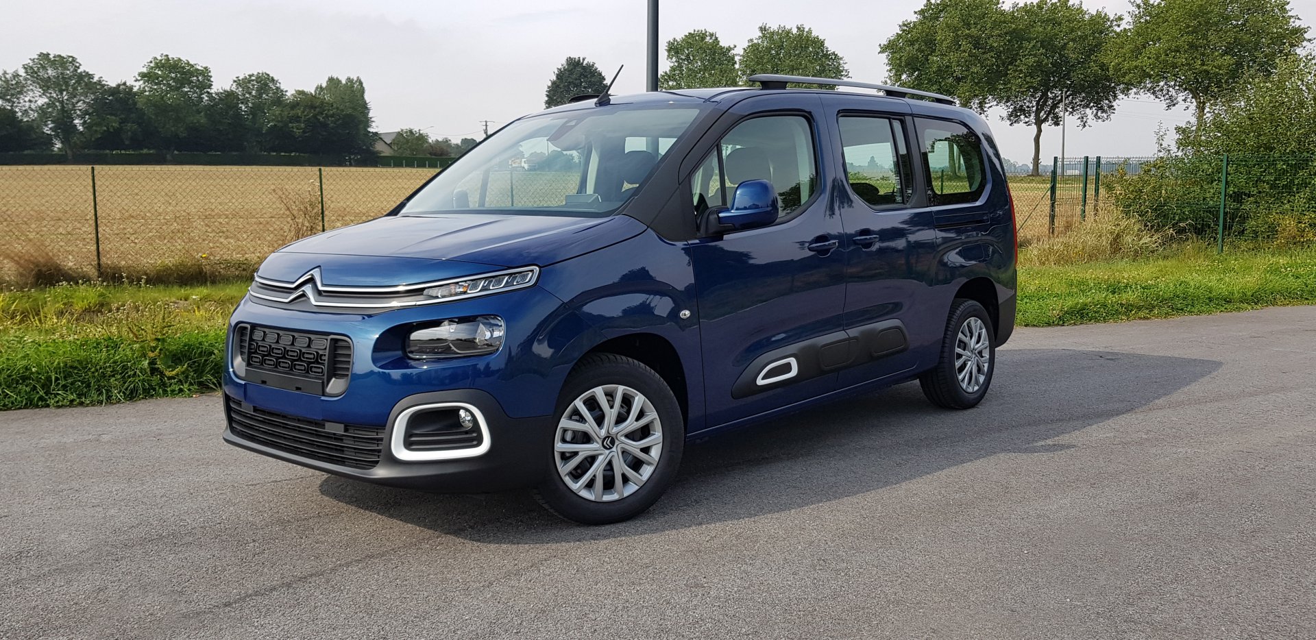 voiture bleue