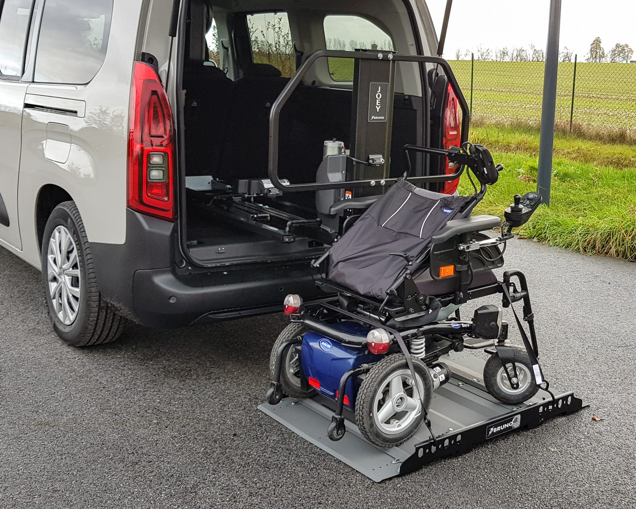 Adaptation de véhicules TPMR et aménagements pour fauteuils roulants Adaptation de véhicules TPMR et aménagements pour fauteuils roulants